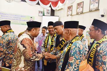 BERSALAMAN: Wabup Kampar Catur Sugeng Susanto menyalami tokoh panutan masyarakat yang diberangkatkan umrah pada pertengahan bulan ini. (Pemkab Kampar).