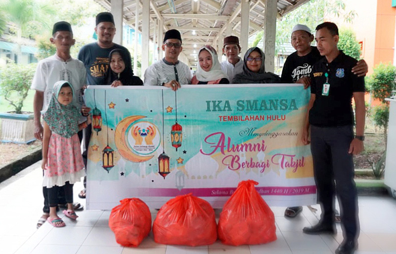 BAGIKAN TAKJIL: Pengurus IKA SMA 1 Tembilahan Hulu ketika membagi-bagikan takjil di RSUD Puri Husada Tembilahan, Ahad (19/5/2019).