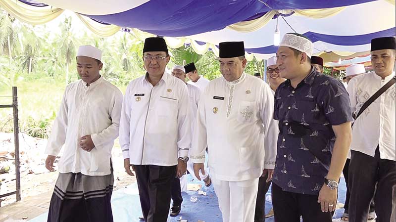 HAUL: Bupati Inhil HM Wardan mendampingi Wagubri Edy Natar Nasution menuju lokasi Haul Syekh Abdurrahman Siddiq bin Muhammad Afif Al-Banjari di Parit Hidayat, Kecamatan Kuala Indragiri (Kuindra), beberapa hari lalu.