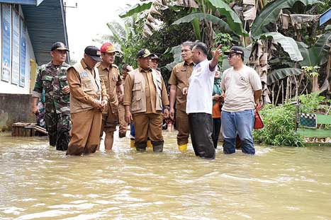 CEK LOKASI: Mewakili Bupati Kampar Azis Zaenal, Sekda Kampar Yusri melakukan cek ke sejumlah lokasi terdampak banjir bandang Sungai Kampar, Senin (10/12/2018). Pemkab Kampar menetapkan tanggap darurat banjir. (Humas Pemkab Kampar).