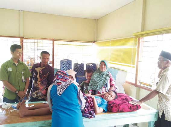 SUNATAN MASSAL: Seorang anak sedang mengikuti prosesi sunatan massal di Desa Pulau Muda,  Selasa (7/8/2018).