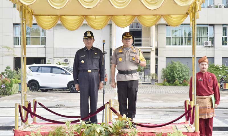 PIMPIN APEL BERSAMA: Bupati Inhil HM Wardan dan Kapolres Inhil AKBP Christian Rony Putra, memimpin apel bersama setelah Pemilu 2019, Kamis (13/6/2019).