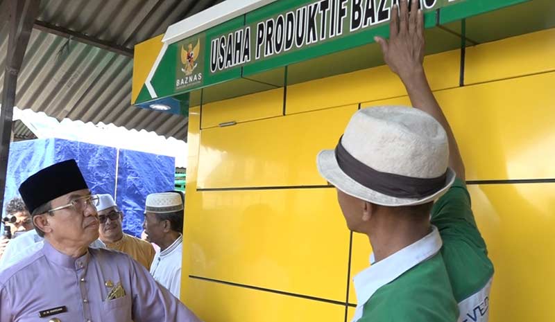 PEMBANGUNAN MINI MART: Bupati Inhil HM Wardan melihat pembuatan mini mart bagi para pedagang asongan di Tembilahan, baru-baru ini.