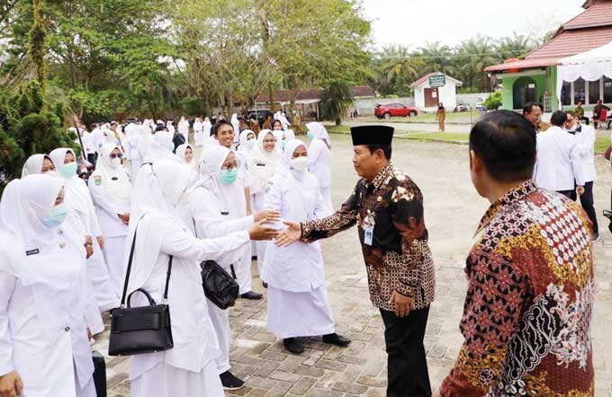 Bupati Rohul H Sukiman menyalami sejumlah tenaga medis dan para medis usai memimpin upacara di halaman RSUD Rohul, Kamis (9/3/2023).