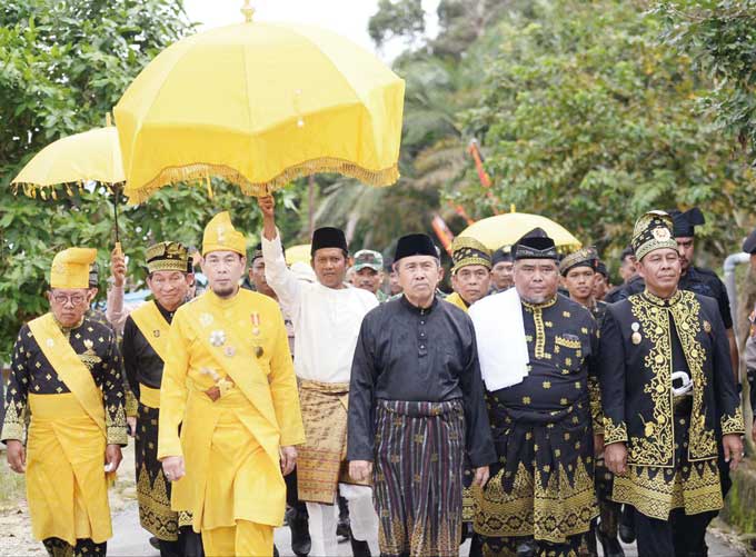 Gubernur Riau Drs H Syamsuar saat menghadiri kegiatan di Kerajaan Gunung Sahilan Kabupaten Kampar, Ahad (22/1/2023).