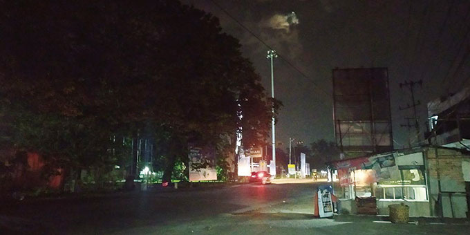 Kondisi Simpang Pokok Jengkol Jalan Hang Tuah, Duri, gelap gulita di malam hari. Foto diambil belum lama ini