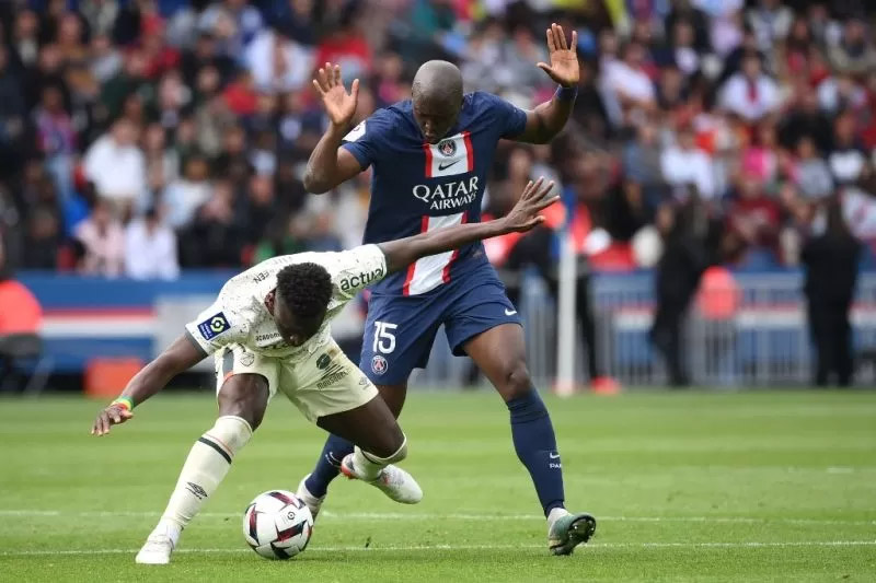 Gelandang PSG Danilo Pereira (kiri) bertarung memperebutkan bola dengan penyerang Lorient Bamba Dieng pada pertandingan pekan ke-33 Liga Prancis.