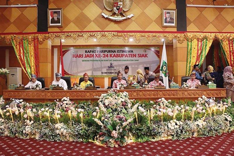 Ketua DPRD Siak Indra Gunawan memimpin sidang paripurna istimewa hari jadi ke-24 Kabupaten Siak bersama Gubernur Riau Syamsuar, Bupati Siak Alfedri, Wabup Siak Husni Merza, Wakil Ketua I DPRD Siak Fairus dan Wakil Ketua II Androy Aderianda di ruang Paripu