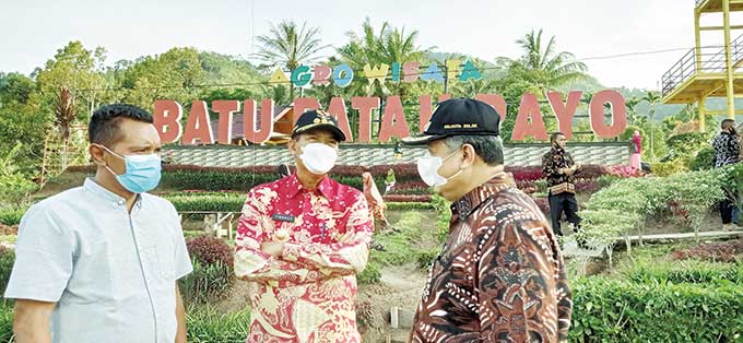 Wali Kota Pekanbaru Dr Firdaus MT (batik merah) berbincang dengan Wali Kota Solok, Zul Elfian Umar di sela-sela kunjungan ke Kota Solok dengan latar belakang foto obyek wisata Agro Wisata Batu Patah Payo, Senin (5/4/2021).