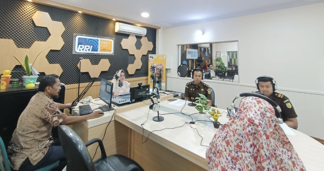 Kasi Intel Rendy Winata SH MH didamping Kasubsi B Muhammad Sadiq Anggara SH menjadi narasumber di studio RRI Pro 1 FM 99.1 MHz Pekanbaru, Kamis (2/3/2023).
