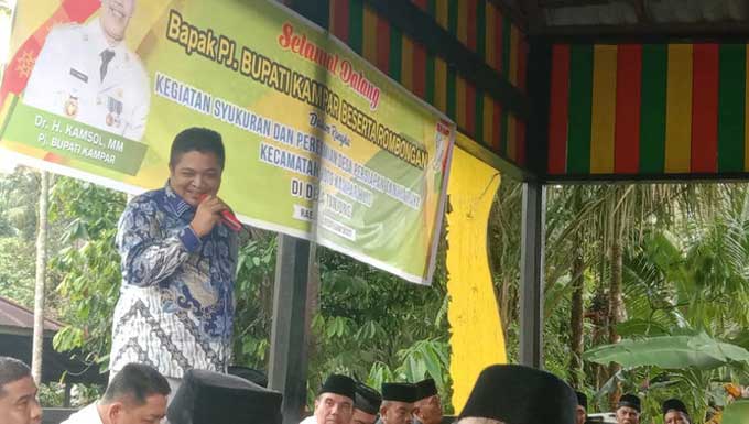 Anggota DPRD Kabupaten Kampar saat menghadiri syukuran menghadiri acara syukuran dan peresmian desa persiapan Tanjung Jaya dan desa persiapan Kobuo, Selasa (21/2/2023).
