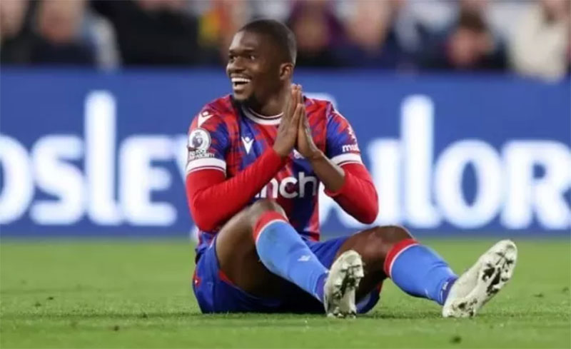 Cheick Doucoure saat membela Crystal Palace. Dia dianggap lebih baik ketimbang Moises Caicedo dan Romeo Lavia.