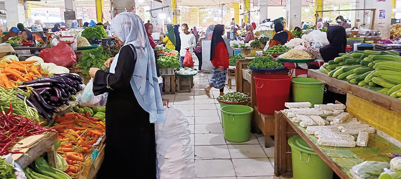 Warga tengah berbelanja bahan keperluan pokok di Pasar Rakyat Kota Rengat, Selasa (14/11/2023). Harga bahan keperluan pokok ini belum mengalami penurunan.