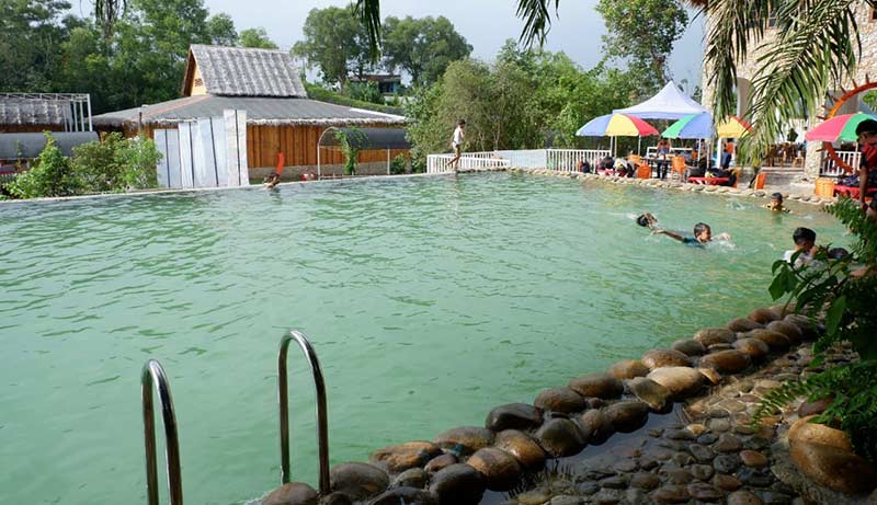AIR PANAS: Kolam tingkat paling atas yang merupakan lokasi pemandian air panas di Water Village, Asia Farm, Pekanbaru, Sabtu (8/2/2020). *1/MIRSHAL/RIAU POS