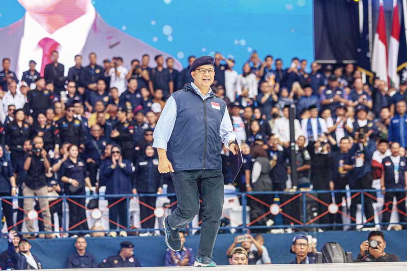 Bakal calon presiden dari Koalisi Perubahan Anies Baswedan bersiap memberikan pidato politik saat acara Apel Siaga Perubahan Nasdem di Stadion Gelora Bung Karno, Jakarta, Ahad (16/7/2023).