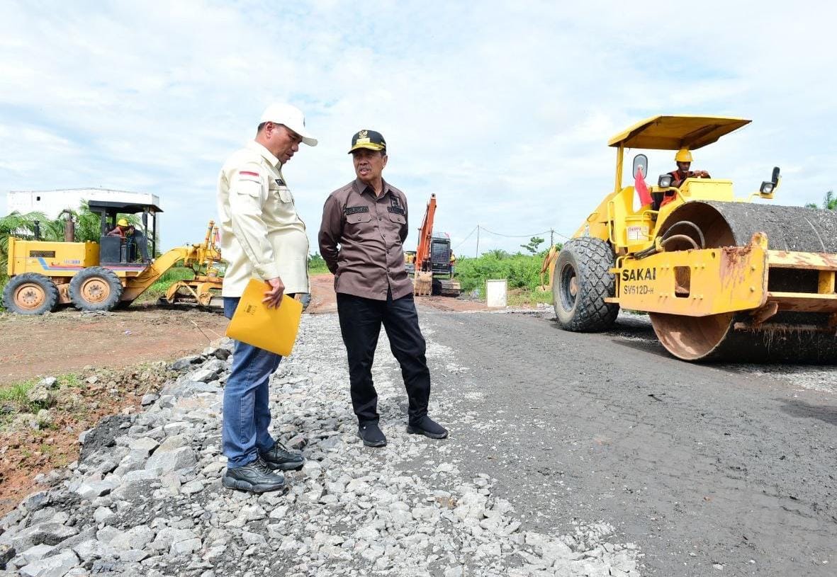 Gubri syamsuar saat meninjau pembangunan jalan Teluk Piyai, Kabupaten Rohil, Senin (21/8).