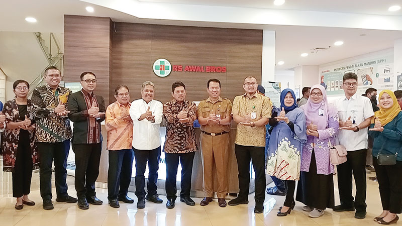 Direktur Utama BPJS Kesehatan Ali Ghufron Muktie (tengah ) didampingi CEO RS Awal Bros Group Arfan Awaloeddin (baju putih), Direktur RS Awal Bros Pekanbaru dr Jimmy Kurniawan MKK (lima kanan), Kepala Dinas Kesehatan Provinsi Riau H Zainal Arifin (enam kan