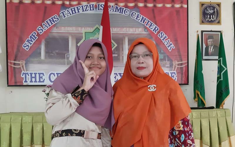 Aisyi Rona Multahada bersama Ibunda Sakdiah