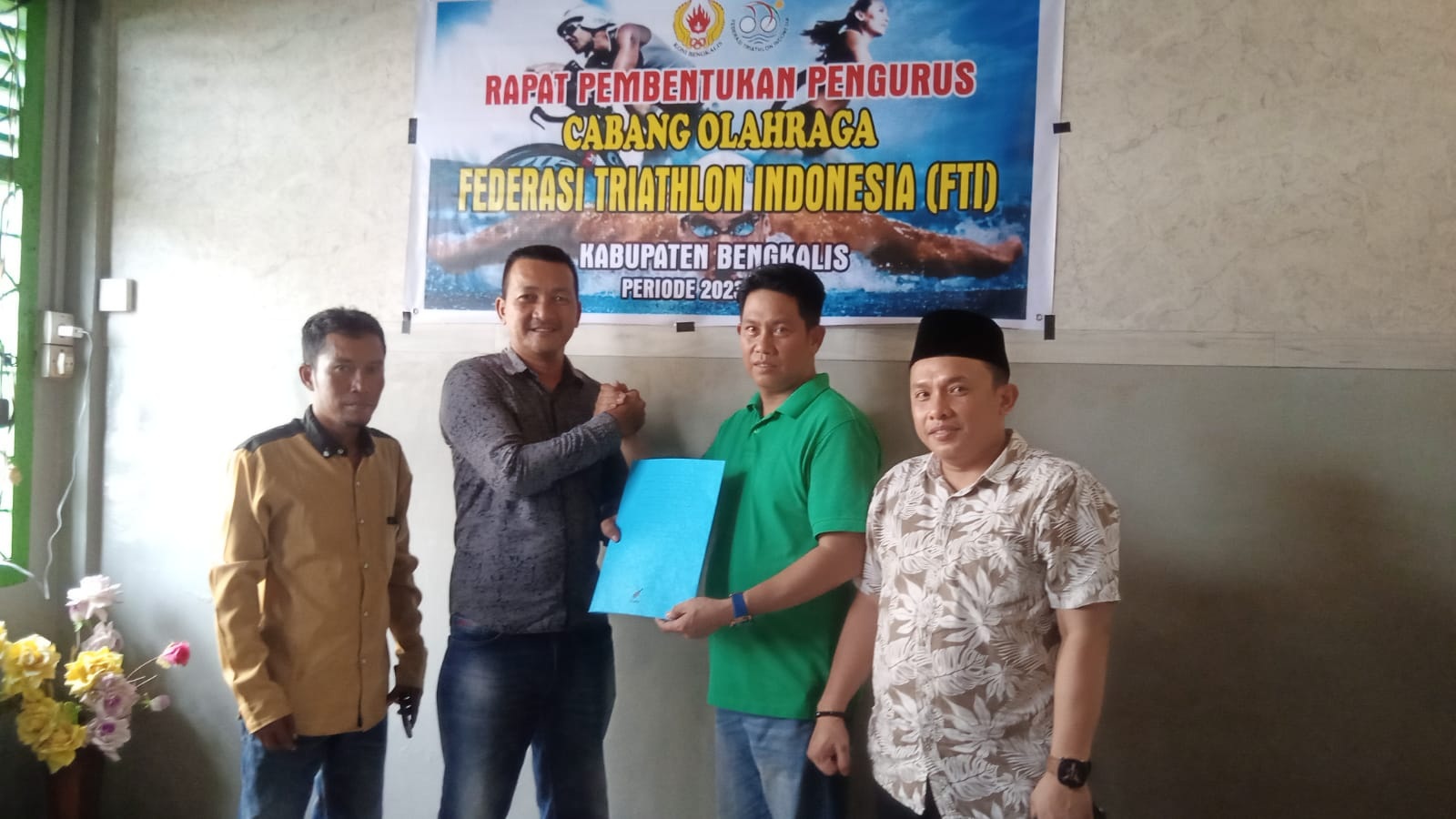Pengurus Cabor FTI Kabupaten Bengkalis yang baru terbentuk foto bersama usai menggelar pemilihan ketua secara aklamasi di Kedai Kopi Brader Bengkalis, Jumat (27/10/2023).