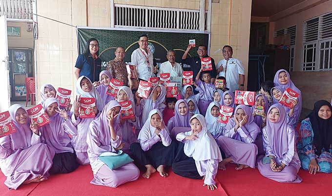 Pengurus Gabungan Pengusaha Kelapa Sawit Indonesia Cabang Riau foto bersama anak Panti Asuhan Fajar Harapan dan Rumah Tahfiz Aldo Salam, beberapa hari lalu.
