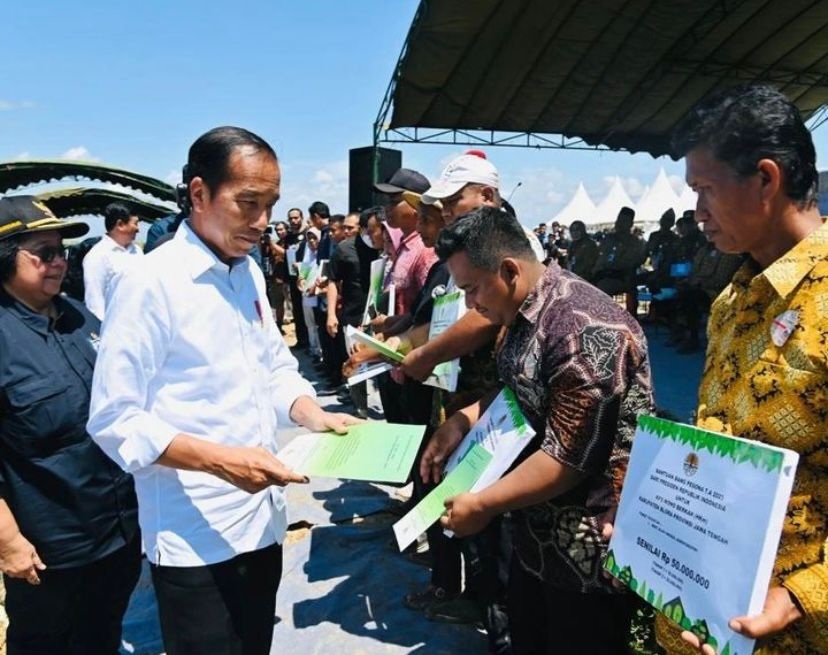 Presiden Jokowi bersama Menteri LHK, Siti Nurbaya menyerahkan sertifikat KHDPK kepada masyakat Jawa di Blora, Jawa Tengah, kemarin.