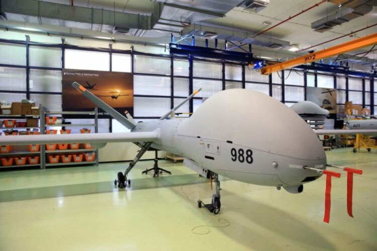 Wahana udara tak berawak (UAV) Hermes 900 buatan Elbit Systems terlihat di pabrik perusahaan itu di Rehovot, Israel, 28 Juni 2018.