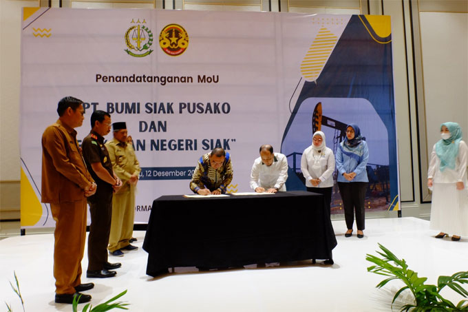 Kepala Kejaksaan Negeri SiakÂ  Dharmabella Tymbasz SH MH dan Direktur Utama PT BSP Iskandar menandatangi MoU yang disaksikan Kepala Biro Perekonomian Provinsi RiauÂ  Dr Jhon Armedi Pinem ST MT, Kepala Kejaksaan Tinggi Riau Dr Supardi S SH MH dan Bupati Si