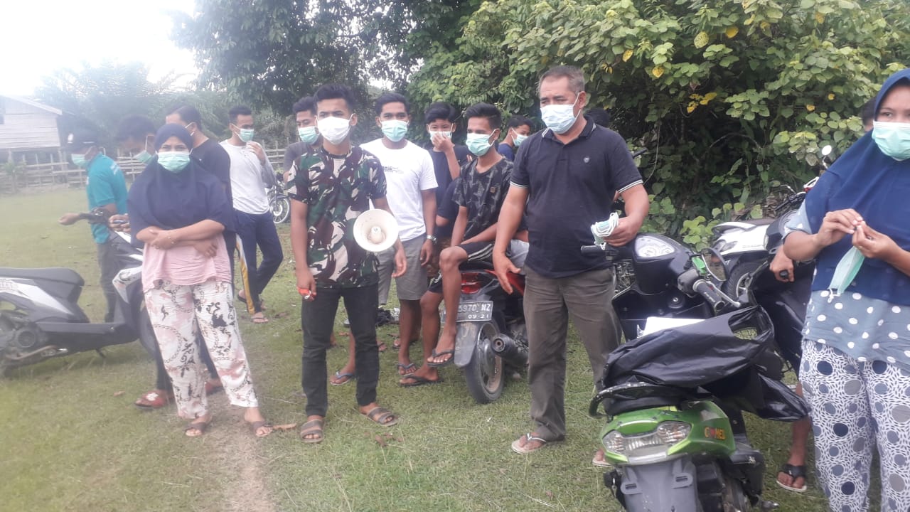 Kades Mudik Ulo, Hasben bersama pemuda saat mealakukan sosialisasi di Desa Mudik Ulo, Kecamatan Hulu Kuantan, Ahad (16/8/2021).
