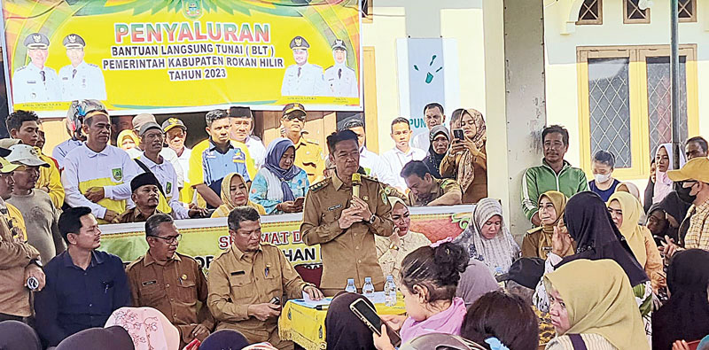 Bupati Rohil Afrizal Sintong SIP MSi didampingi sejumlah kepala dinas, Ketua TP PKK Sanimar, Lurah Bagan Barat Rina SPd menyampaikan sambutan pada saat penyaluran BLT Pemkab Rohil di Bagansiapiapi, Senin (4/12/2023).