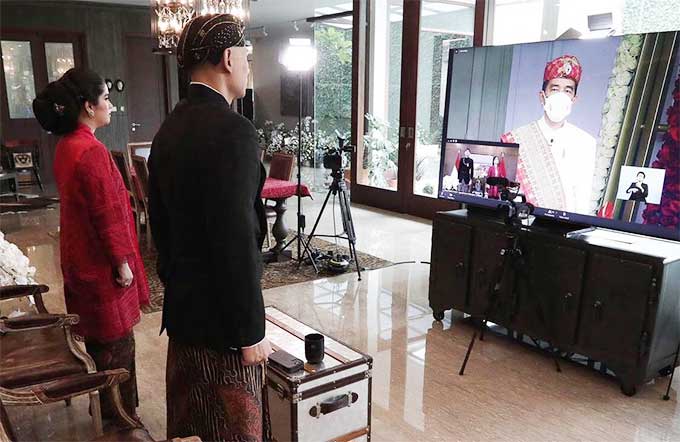 Ketua Umum Partai Demokrat Agus Harimurti Yudhoyono dan istri Annisa mengikuti Upacara Kemerdekaan Ke-76 Republik Indonesia yang dipimpin Presiden RI Ir Joko Widodo secara virtual, Selasa (17/8/2021).