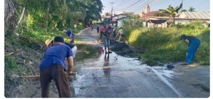 Guna mengantisipasi banjir, warga Kelurahan Air Jamban, Mandau menggelar gotong royong (goro) bersama membersihkan drainase dan lingkungan sekitar, Sabtu (8/1/2022).