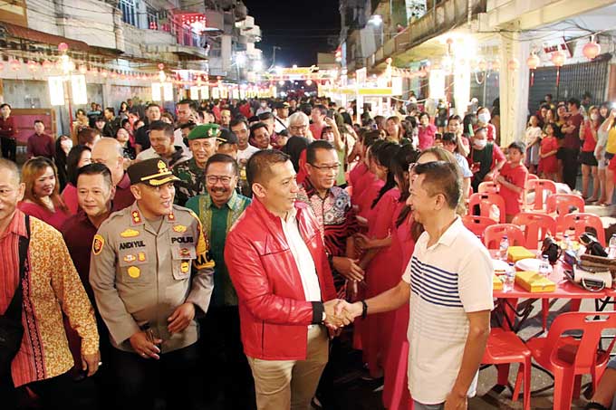 Bupati Kepulauan Meranti HM Adil ketika meresmikan gapura dan festival lampu lampion di Jalan Ahmad Yani, Selatpanjang, Sabtu (31/12/2022).Â 