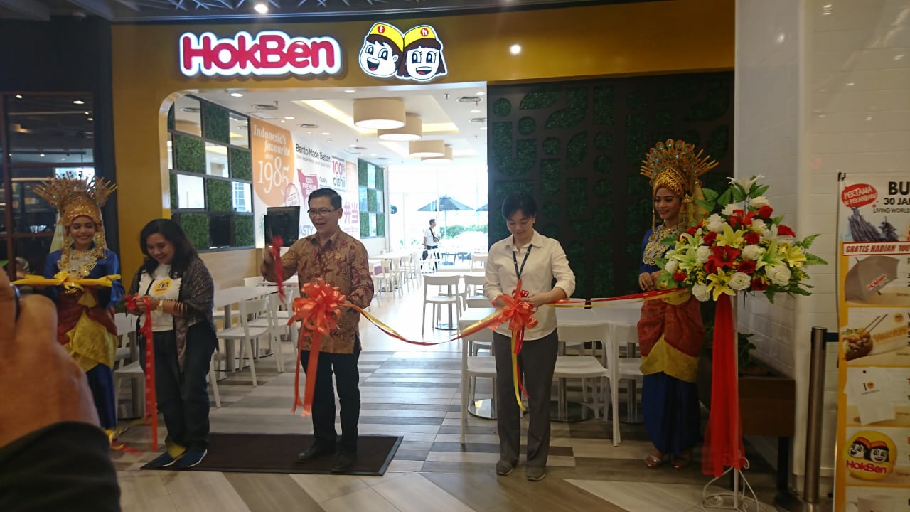Wakil Direktur Operational PT Eka Bogaintin (tengah), Francisca Lucky, Marketing Communication Group Head PT Eka Bogainti(kiri) saat melakukan pemotongan pita tanda dibukanya gerai di Mal Living World, Rabu (29/1-2020). FOTO: DESLINA/RIAUPOS.CO
