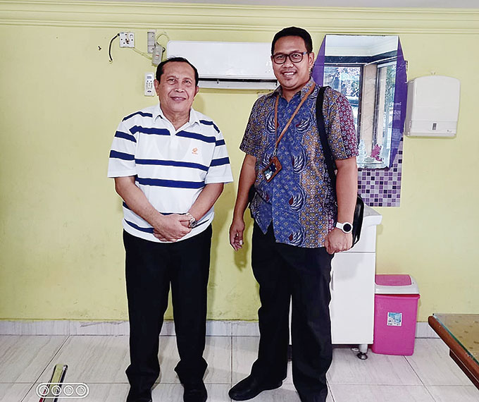 Manager PLN UP3 Pekanbaru Wira Bhakti Dharma foto bersama Bupati Rokan Hulu H Sukiman (kiri) usai pertemuan dalam rangka meningkatkan sinergi antara PLN dengan Pemerintah Kabupaten Rohul, Selasa (19/7/2022).
