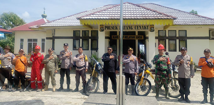 Kapolsek Batang Cenaku Iptu Adam Efendi SE MH (empat kanan), Camat Batang Cenaku, Dudi Sumbari SAB (lima kanan) foto bersama dengan peserta apel dan patroli gabungan, Sabtu (20/5/2023).