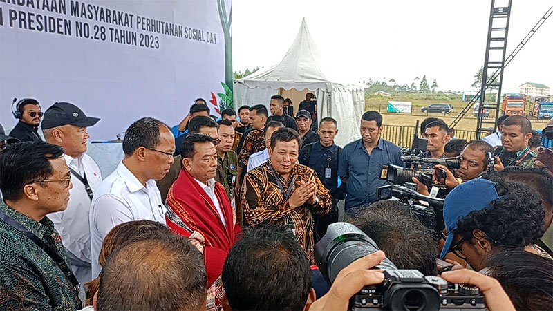 Direktur Jenderal Perhutanan Sosial dan Kemitraan Lingkungan, Bambang Supriyanto bersama Kepala Staf Kepresidenan, Moeldoko membuka Festival Perhutanan Sosial bertajuk â€œMerdeka Berdaya, Sambut HUT ke-78 Republik Indonesiaâ€ Selasa, (1/8/2023).