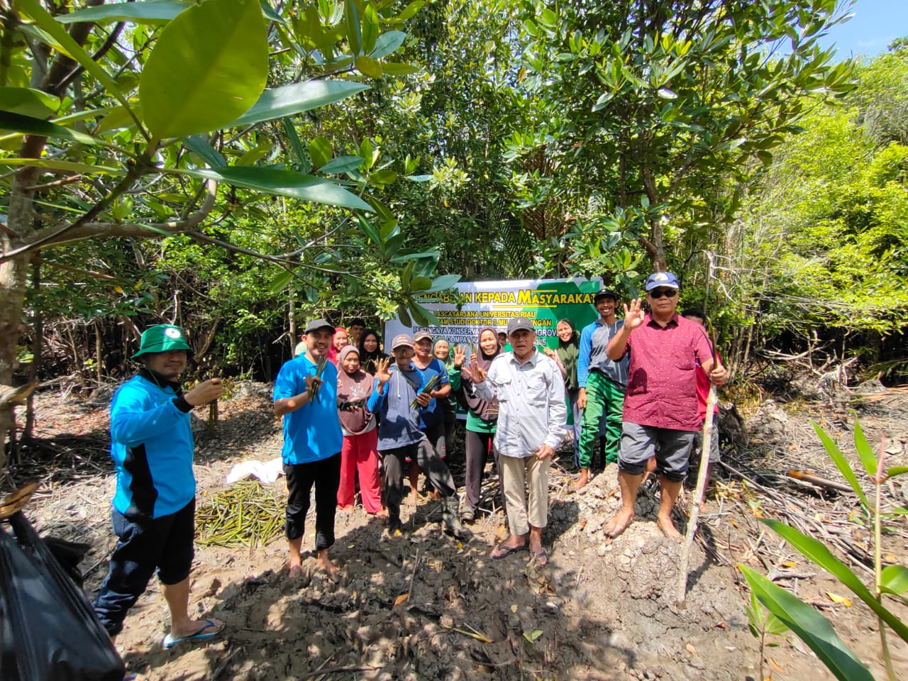 Dosen Program Doktor S-3 Ilmu Lingkungan Pascasarjana Universitas Riau melakukan penanaman pohon mangrove di  Desa Dompas, Kecamatan Siak Kecil, Bengkalis beberapa hari lalu.