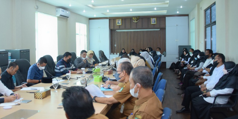 Komisi IV DPRD Bengkalis menggelar rapar dengar pendapat bersama Kepala Disdik Bengkalis dan para guru madrasah yang tunjangan kesranya diturunkan di ruang rapat Komisi IV DPRD Bengkalis, Selasa (5/4/2022).