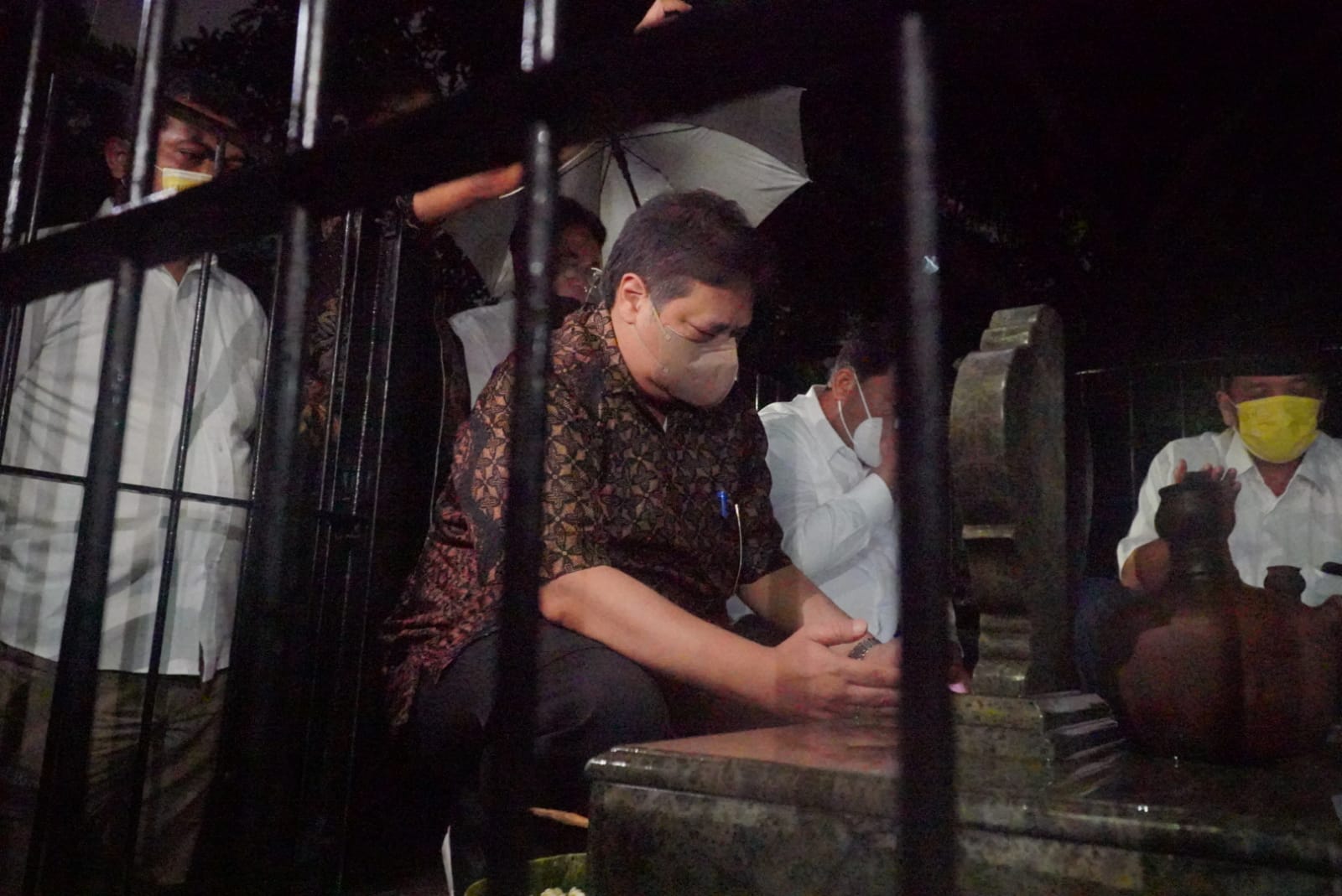 Menko Bidang Perekonomian Airlangga Hartarto menyempatkan diri mengunjungi Kota Solo sebelum Bulan Ramadan, berikut ziarah makam keluarga di Astana Oetara, Kamis (24/3/2022) malam.