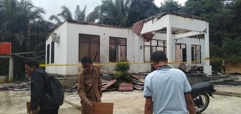 Kades Sungai Salak Haryanto bersama Bhabinkamtibmas dan Babinsa meninjau kantor desa paska terbakar, Senin (25/1/2021).