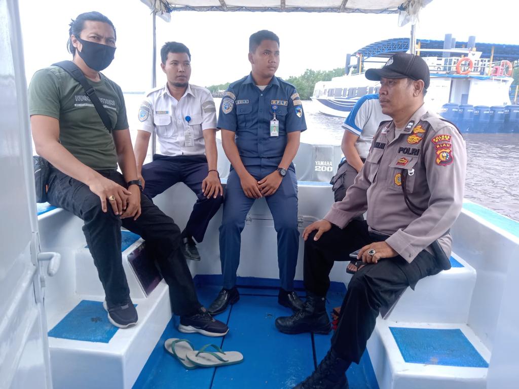 Personel kepolisian dari Polres Siak dan warga melakukan pencarian terhadap korban tenggelam di perairan Tanjung Buton, Kecamatan Sungai Apit, Siak pada Rabu (28/12/2022).