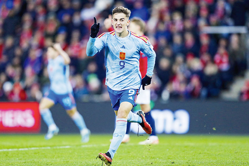 Gelandang Spanyol Gavi melakukan selebrasi usai mencetak gol melawan Norwegia dalam lanjutan kualifikasi Euro 2024 di Stadion Ullevaal, Oslo, Norwegia, Senin (16/10/2023).