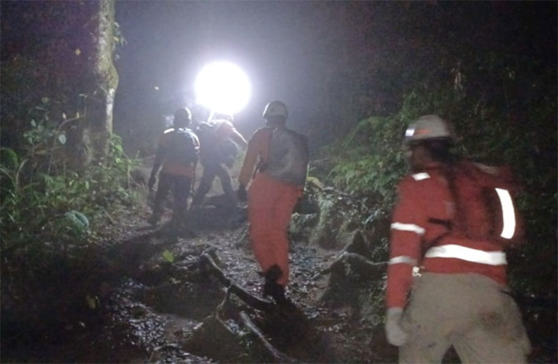 Tim Gabungan melakukan pencarian dan evakuasi pendaki yang terjebak di Gunung Marapi.