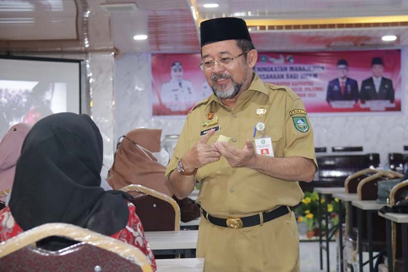 Staf Ahli Bupati Bengkalis Bidang Ekonomi, Keuangan dan Pembangunan H Bustami HY berbincang bersama pelaku UMKM usai membuka Diklat Peningkatan Manajemen Kewirausahaan bagi UMKM di  Bengkalis, Senin (12/6/2023).