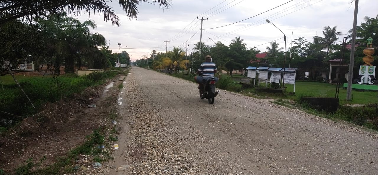 Kondisi jalan poros Desa Kepenuhan Raya, Kecamatan Kepenuhan, masih dalam kondisi pengerasan base C, Rabu (30/12/2020). Masyarakat desa setempat meminta jalan penopang perekonomian diaspal. (ENGKI PRIMA PUTRA / RIAUPOS.CO)