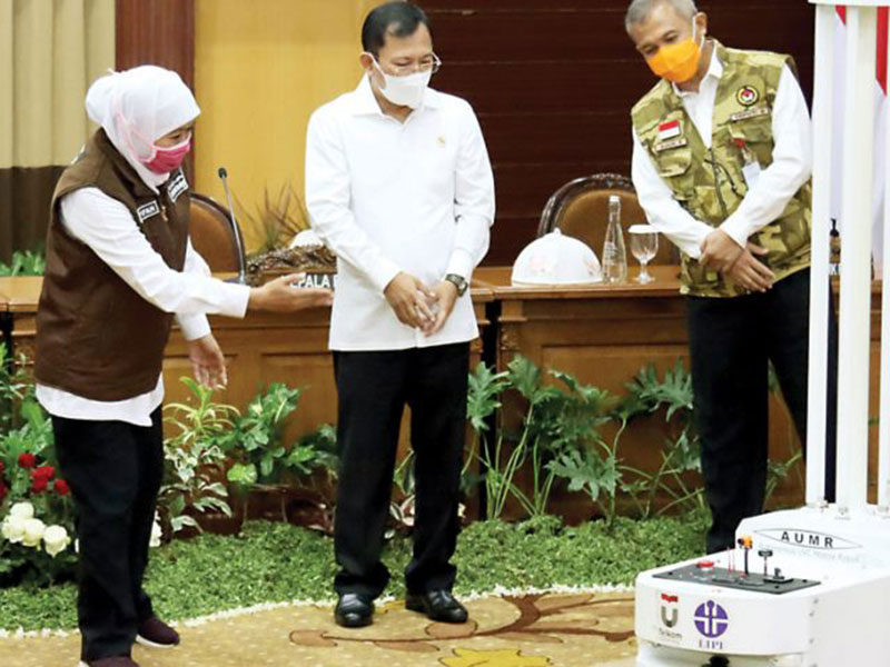 Menkes Terawan Agus Putranto (tengah) bersama Gubernur Jatim Khofifah Indar Parawansa di Gedung Negara Grahadi, Surabaya, baru-baru ini. (FRIZAL/JAWA POS)