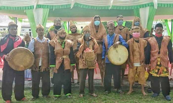 Pemuda Suku Sakai foto bersama usai menampilkan tarian tradisional dalam momen persembahan seni dan budaya di HUT Bhayangkara Polres Bengkalis, Jum&rsquo;at (26/6/2020) kemarin. (PANJI/RIAUPOS.CO)Â 