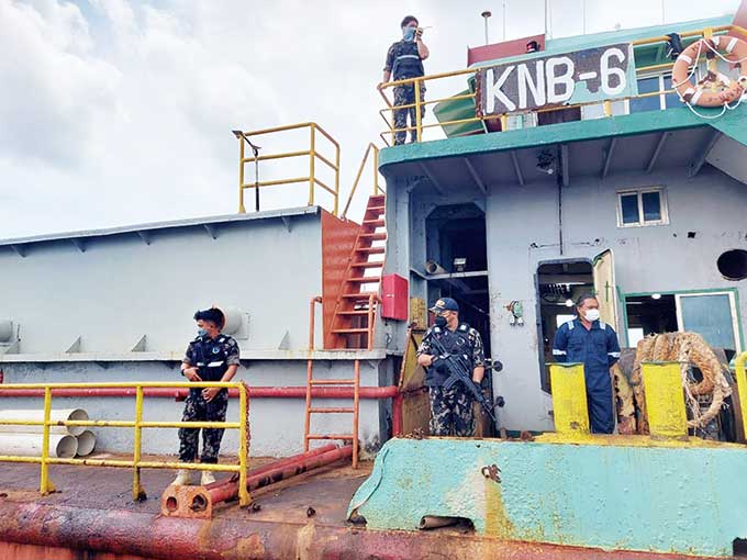 Petugas Kementerian Kelautan dan Perikanan (KKP) mengamankan Kapal Motor (KM) KNB-6 yang disewa PT Logo Mas Utama yang diduga hendak mengeruk pasir laut di sekitar perairan Pulau Rupat, Kabupaten Bengkalis, Ahad (13/2/2022).