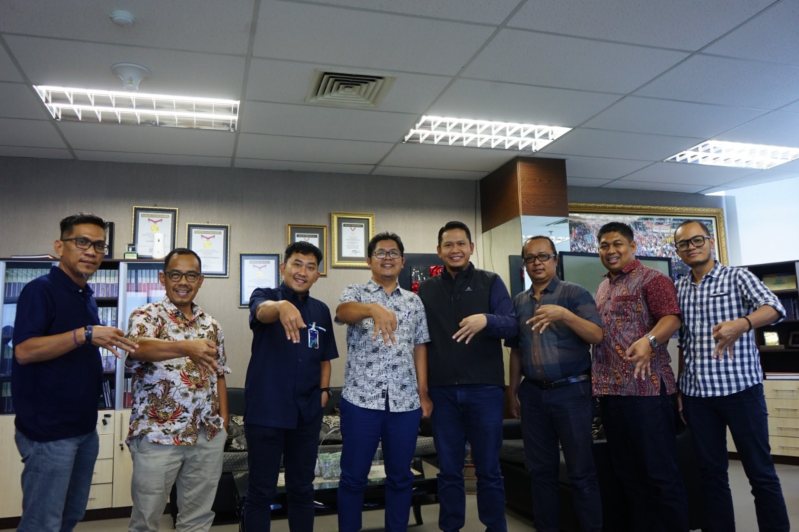 Regional CEO PT BRI Regional Office Pekanbaru Kicky Andrie Davetra (tiga kiri) didampingi Regional Consumer Banking Head Teguh Ariwibowo (empat kanan), foto bersama dengan Dirut Riau Pos Ahmad Dardiri (empat kiri) beserta Direktur Asmawi Ibrahim (dua kiri