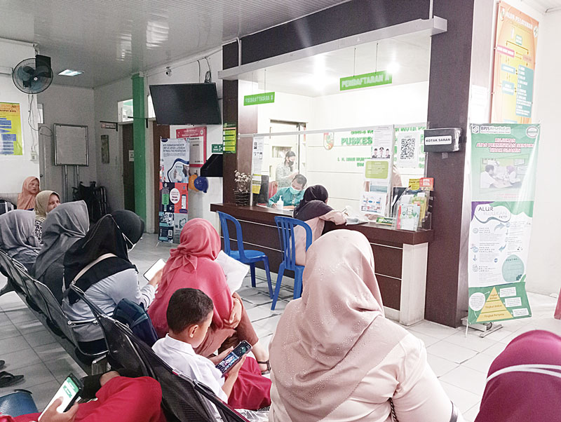 Puluhan warga memadati ruang pendaftaran di Puskesmas Harapan Raya sebelum melakukan pemeriksaan kesehatan, Selasa (1/8/2023).